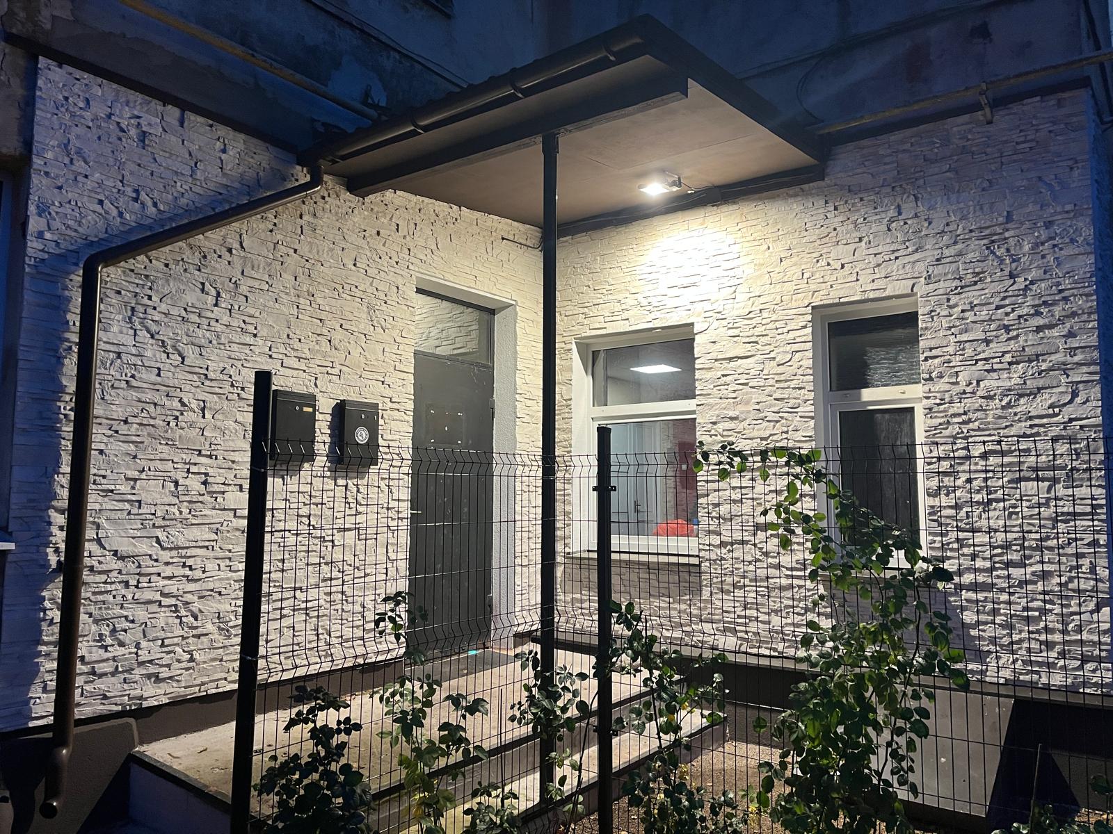 Latvijas Cimdi - Ieeja no pagalma